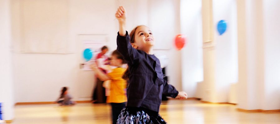 Tanzen mit Luftballons. Foto: Michaela Benkitsch